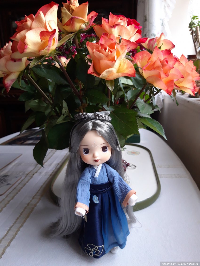 Куколка с голубыми волосами