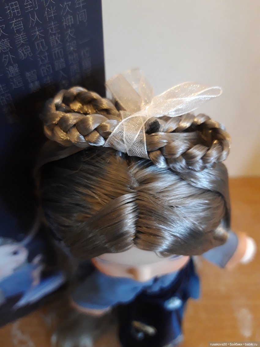 Куколка с голубыми волосами