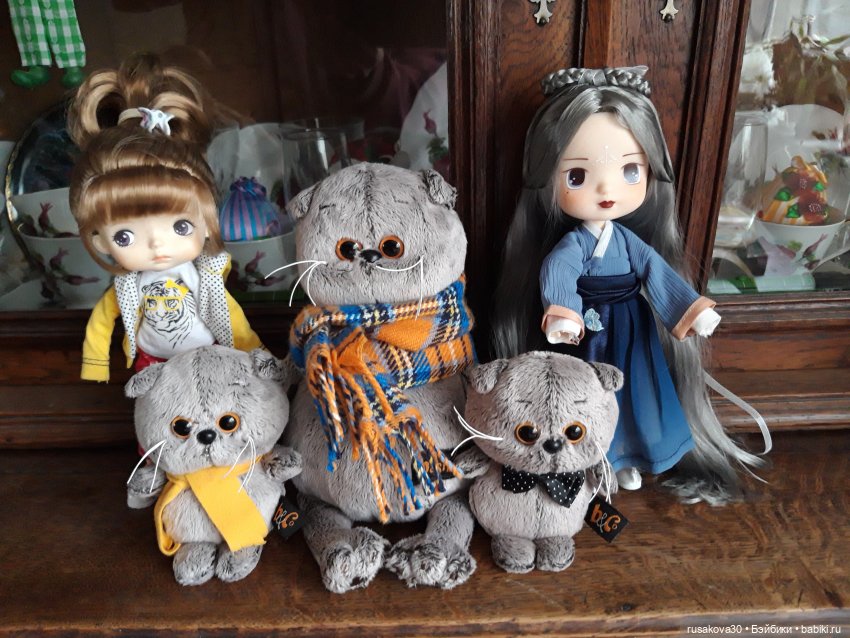 Куколка с голубыми волосами