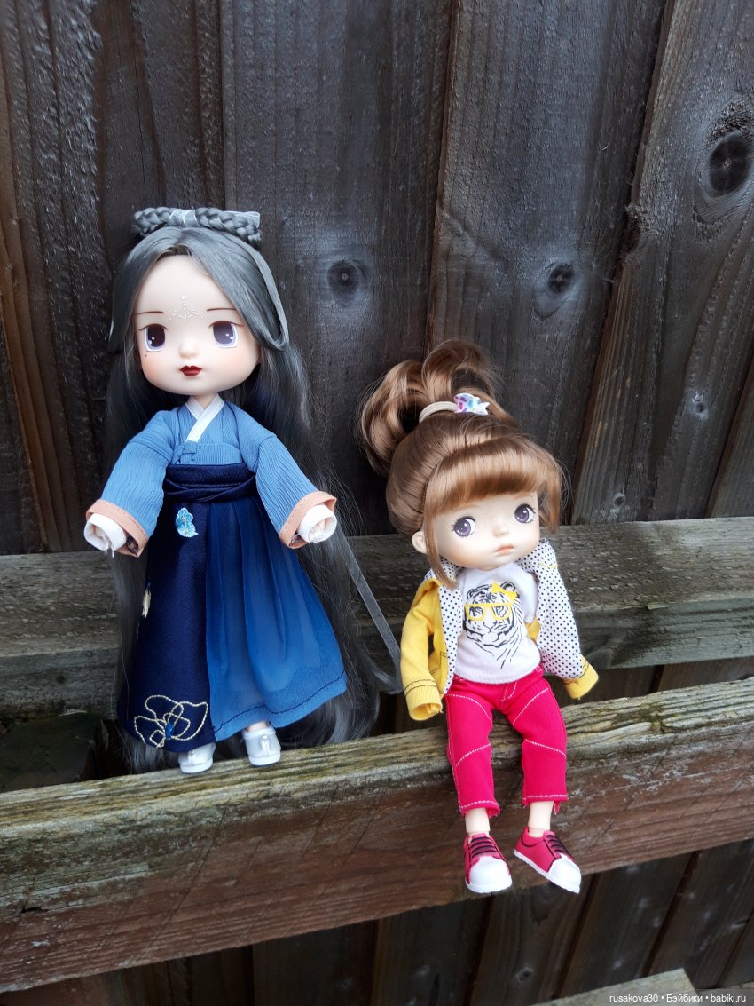 Куколка с голубыми волосами
