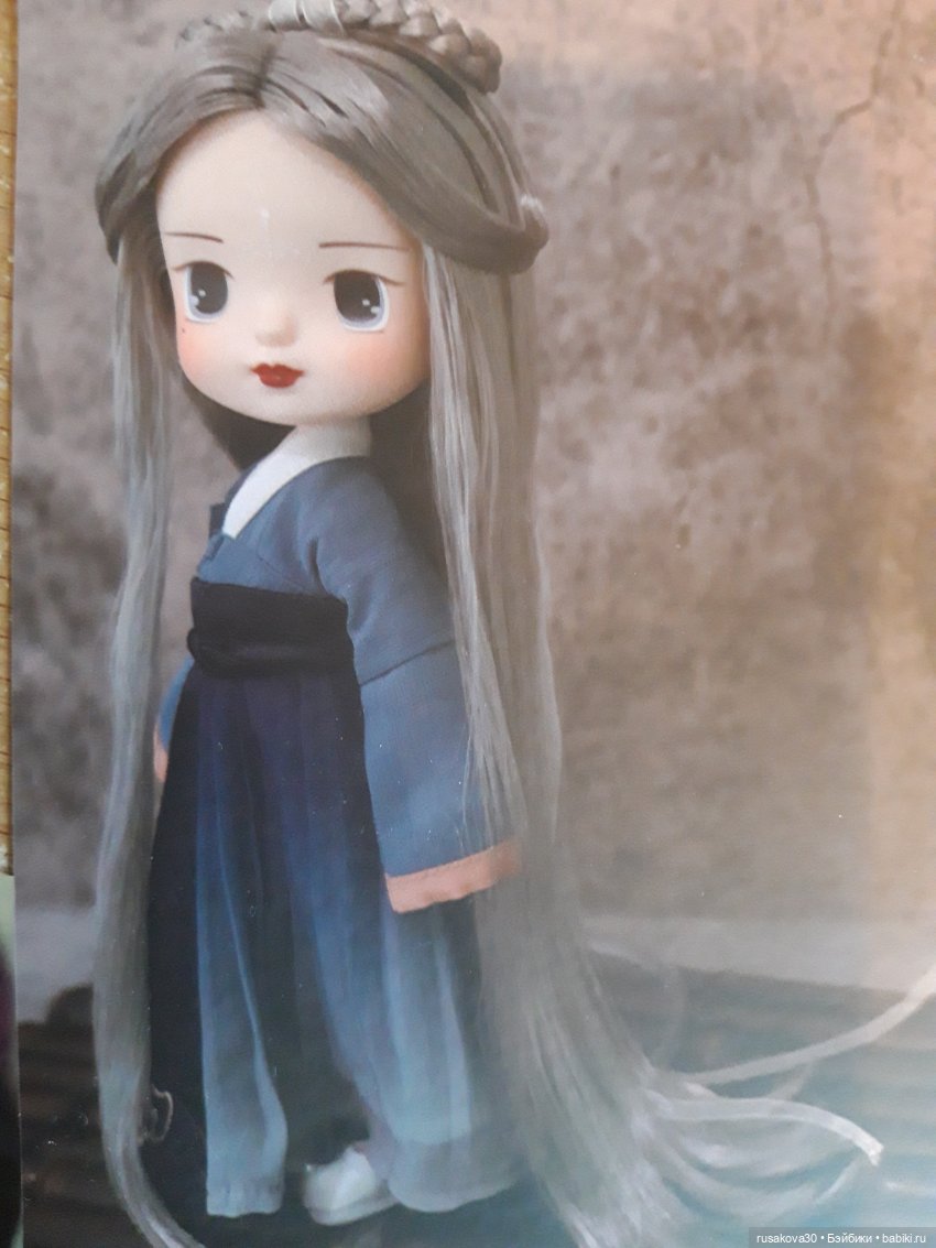 Куколка с голубыми волосами