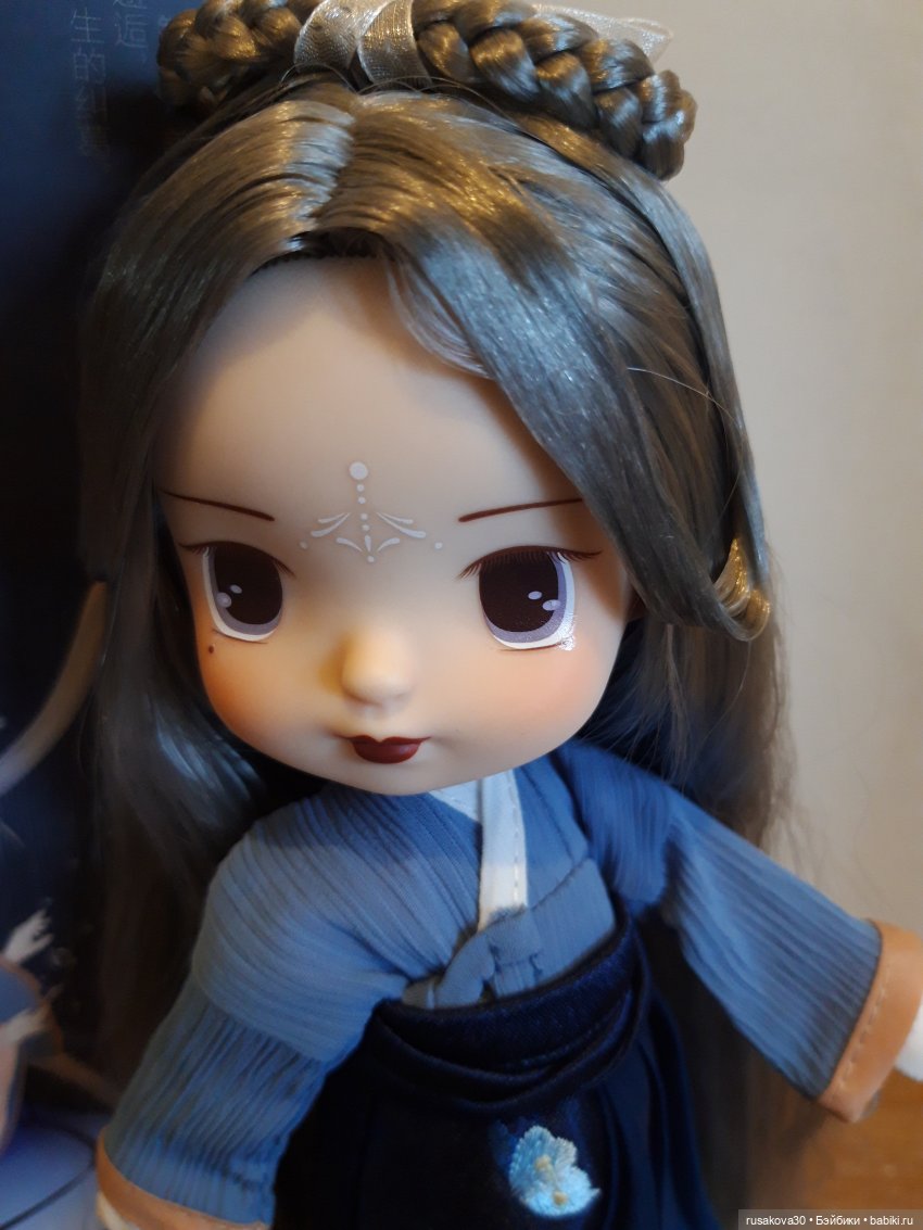 Куколка с голубыми волосами