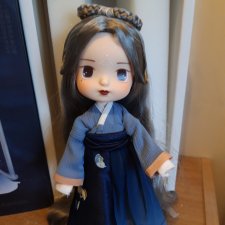 Куколка с голубыми волосами