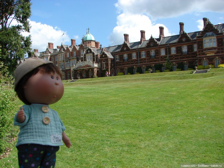 Мийка и Мио в загородном поместье королевы