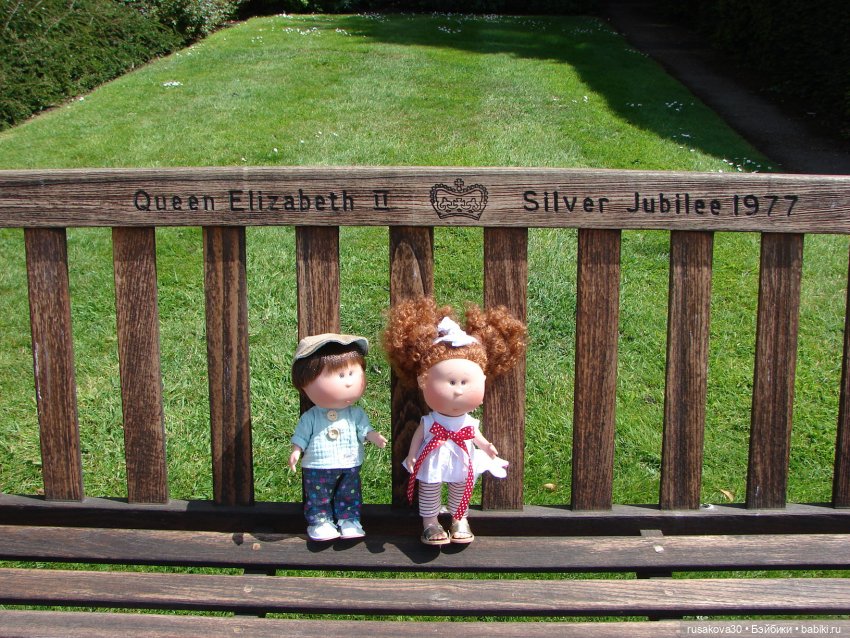 Мийка и Мио в загородном поместье королевы