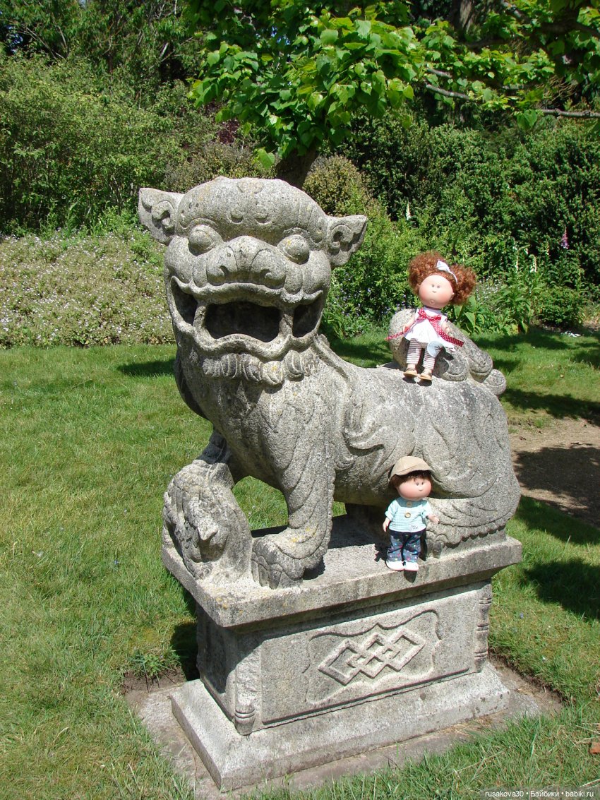 Мийка и Мио в загородном поместье королевы