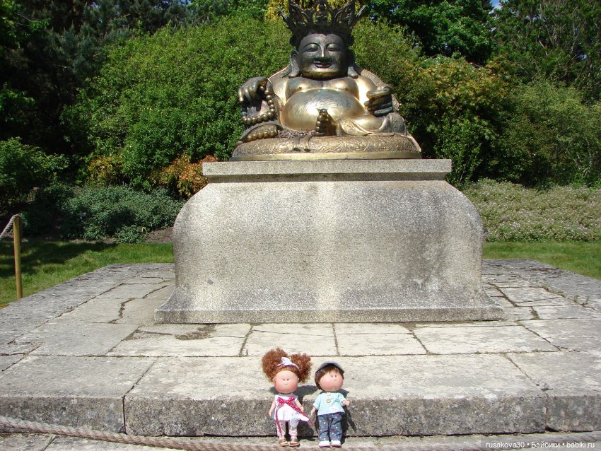 Мийка и Мио в загородном поместье королевы