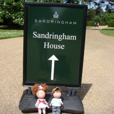 Мийка и Мио в загородном поместье королевы .