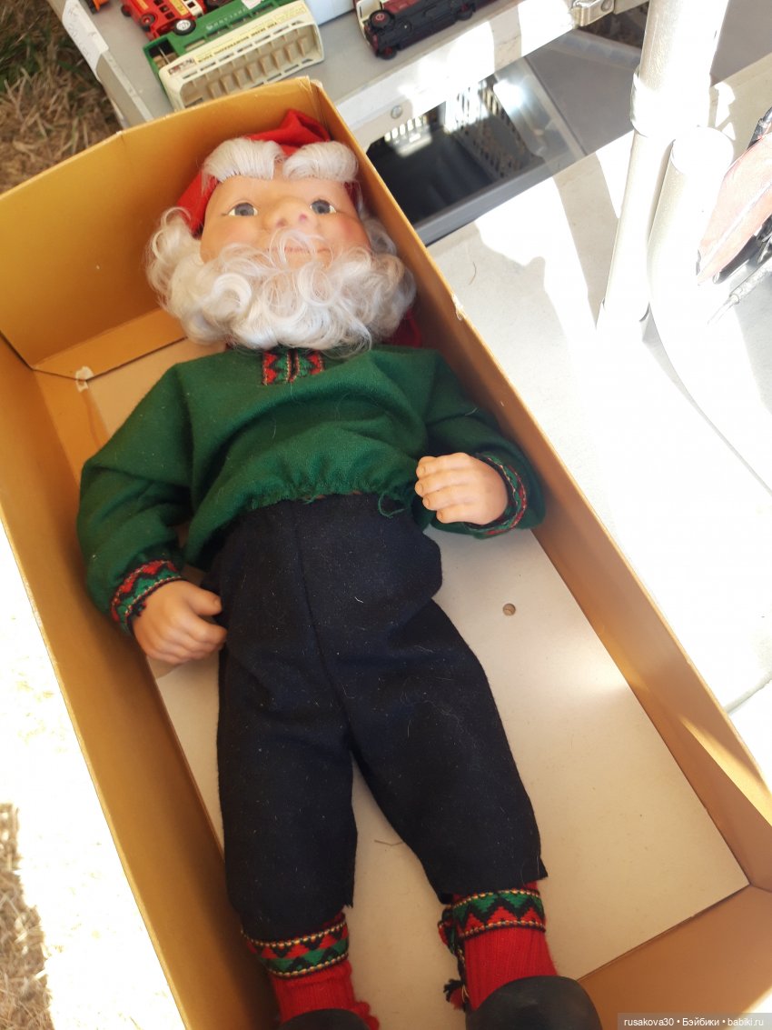 Три малышки на выставке старинных машин