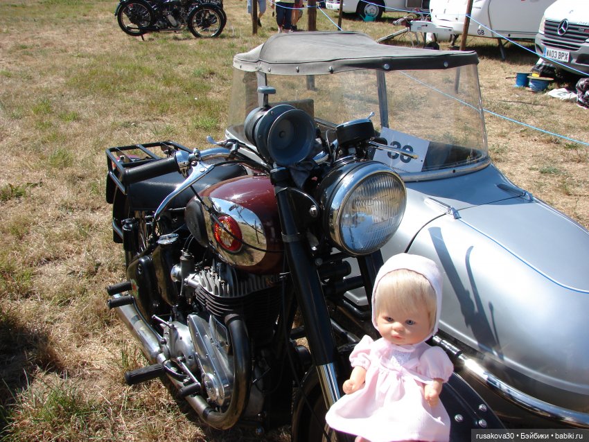 Три малышки на выставке старинных машин (фото 6)