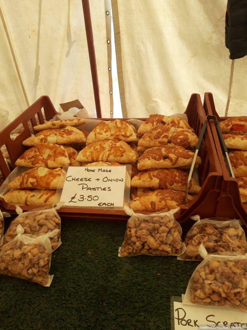 Три малышки на выставке старинных машин