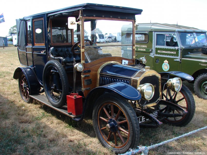 Три малышки на выставке старинных машин (фото 10)