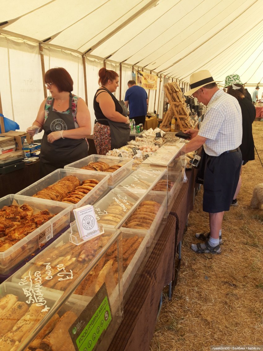 Три малышки на выставке старинных машин