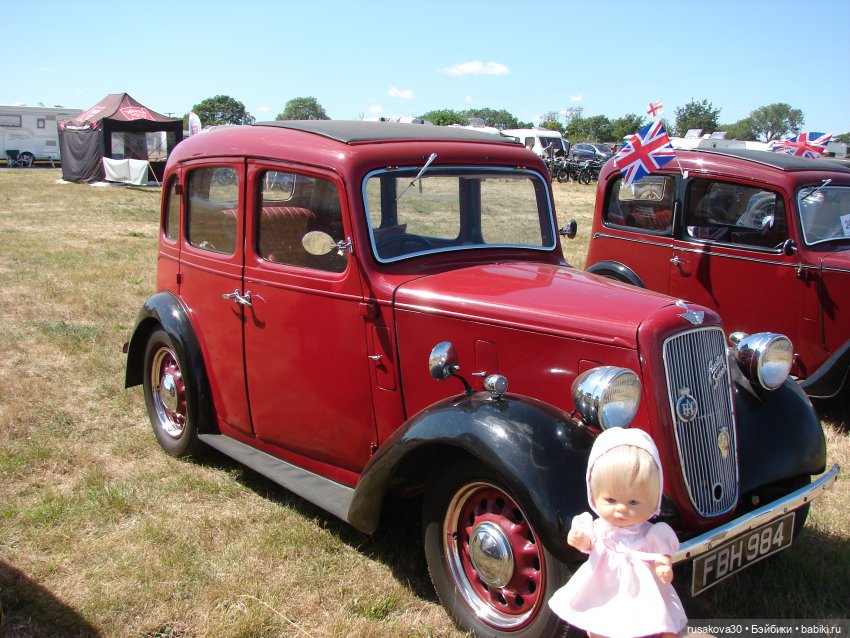 Три малышки на выставке старинных машин (фото 4)