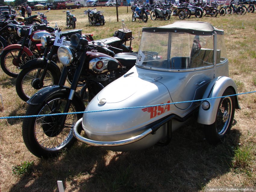 Три малышки на выставке старинных машин