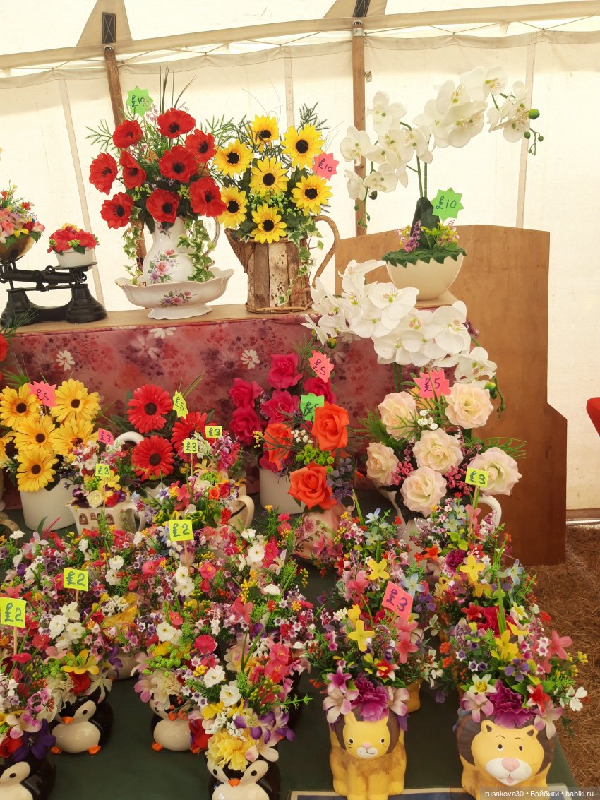 Три малышки на выставке старинных машин