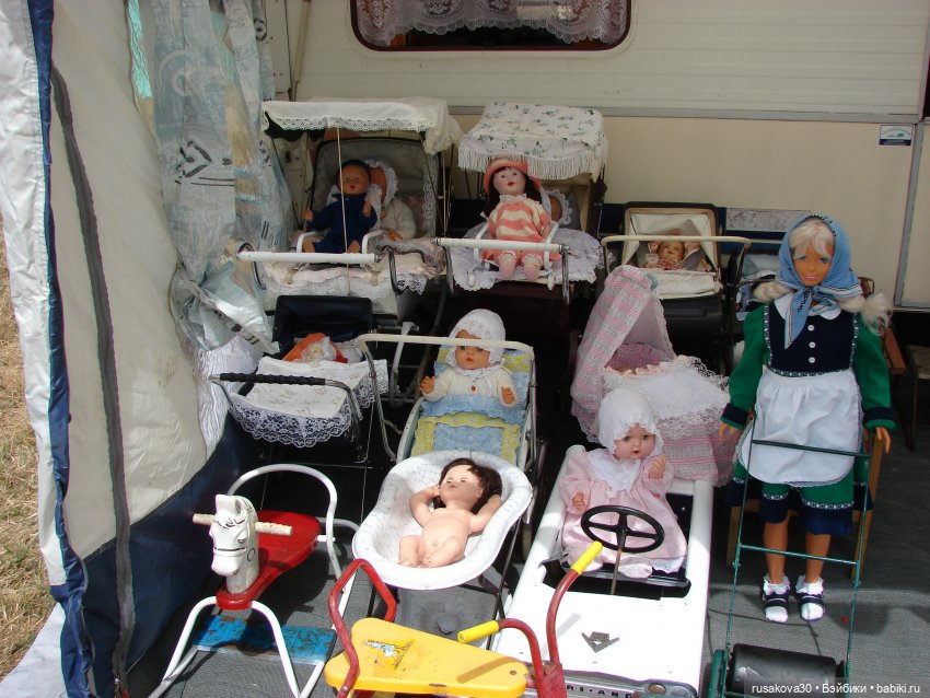 Три малышки на выставке старинных машин