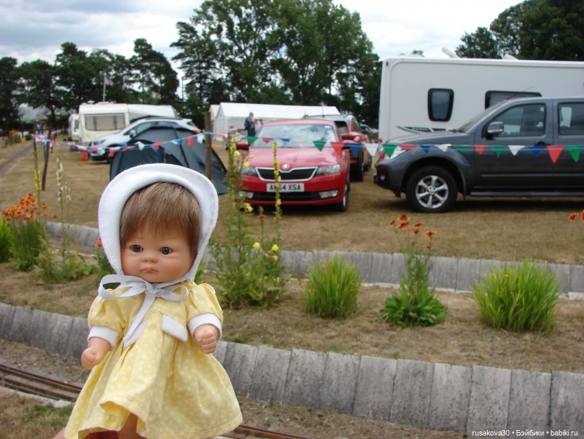 Три малышки на выставке старинных машин (фото 8)