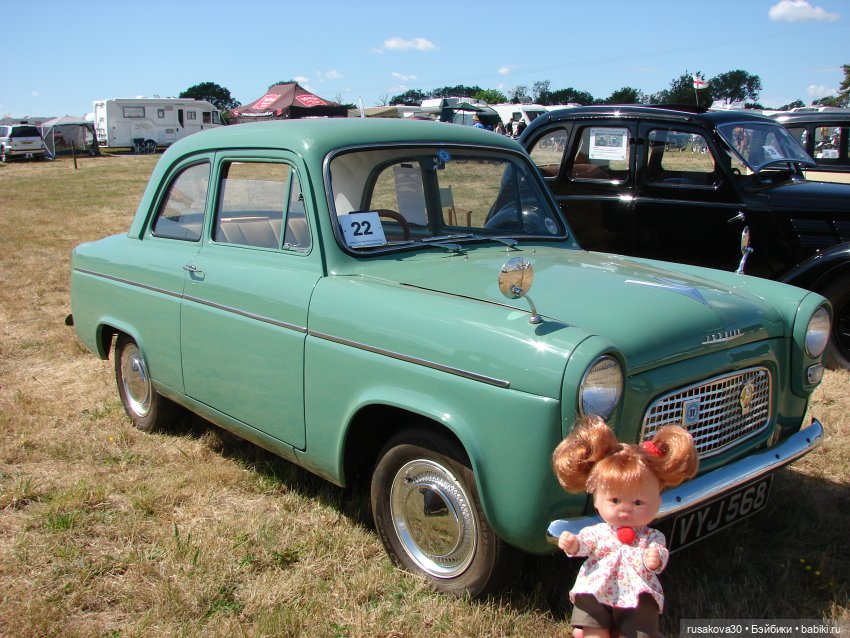 Три малышки на выставке старинных машин (фото 5)