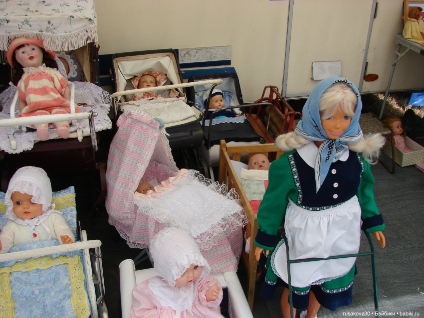 Три малышки на выставке старинных машин