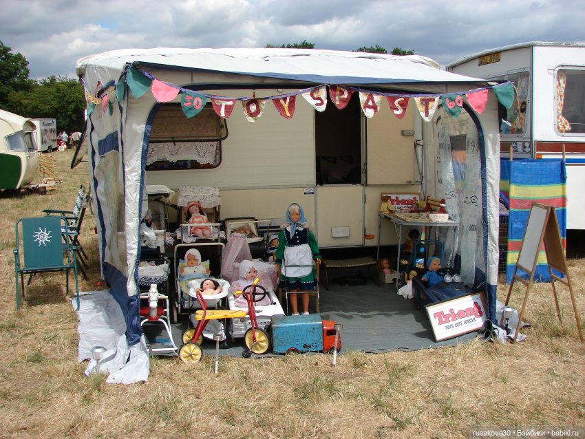 Три малышки на выставке старинных машин