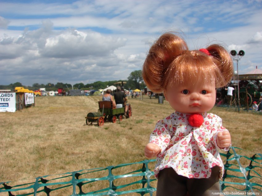 Три малышки на выставке старинных машин (фото 3)