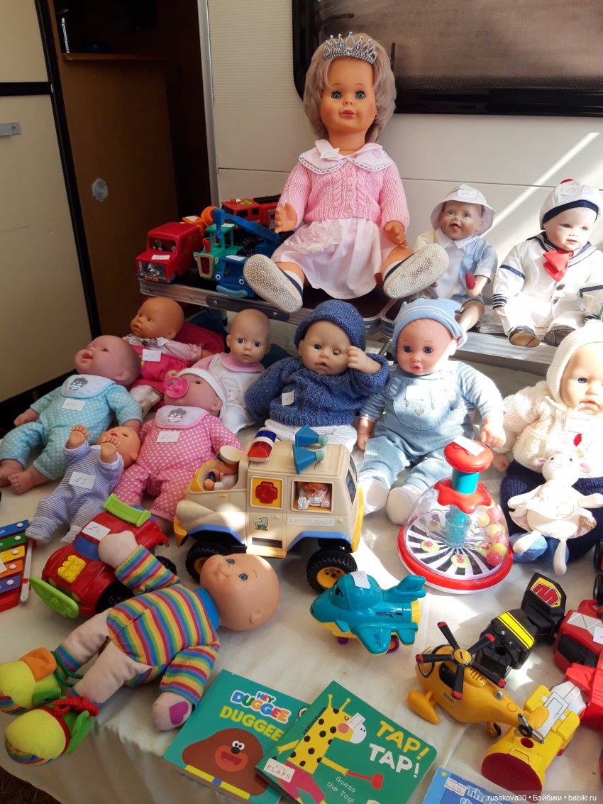 Три малышки на выставке старинных машин