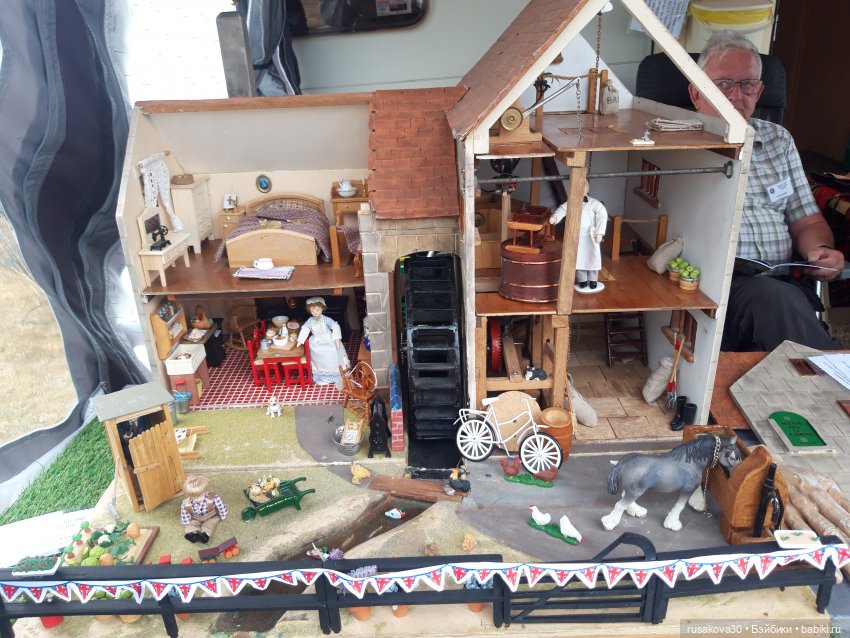 Три малышки на выставке старинных машин