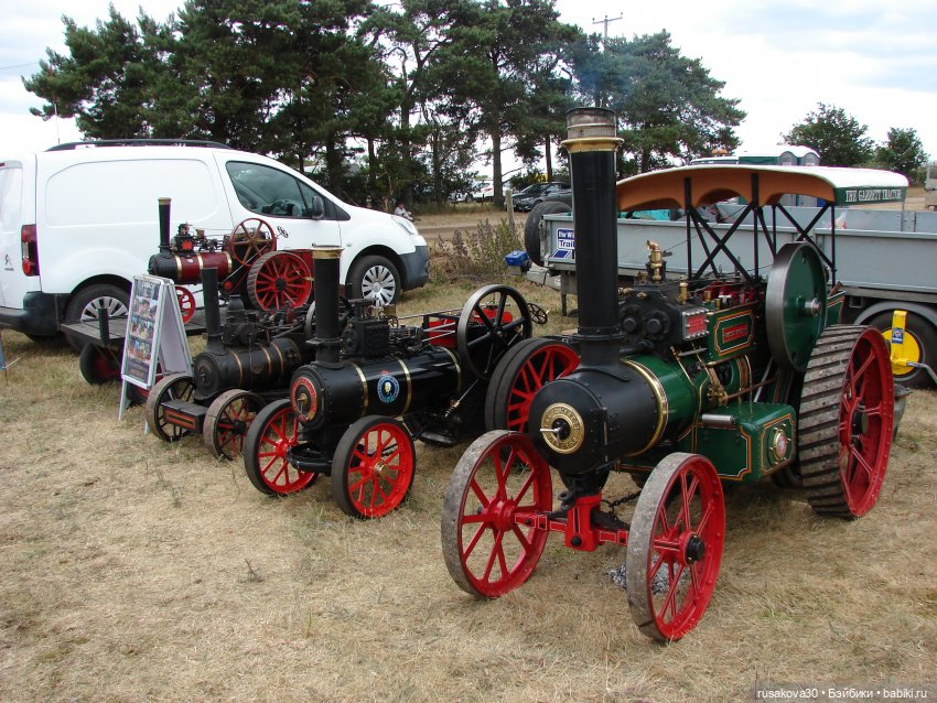 Три малышки на выставке старинных машин