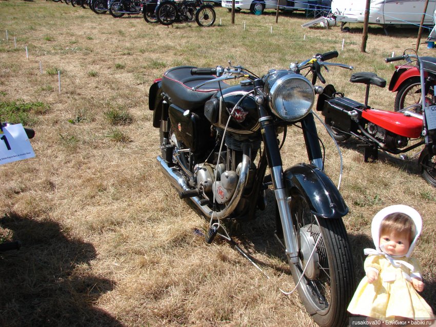 Три малышки на выставке старинных машин