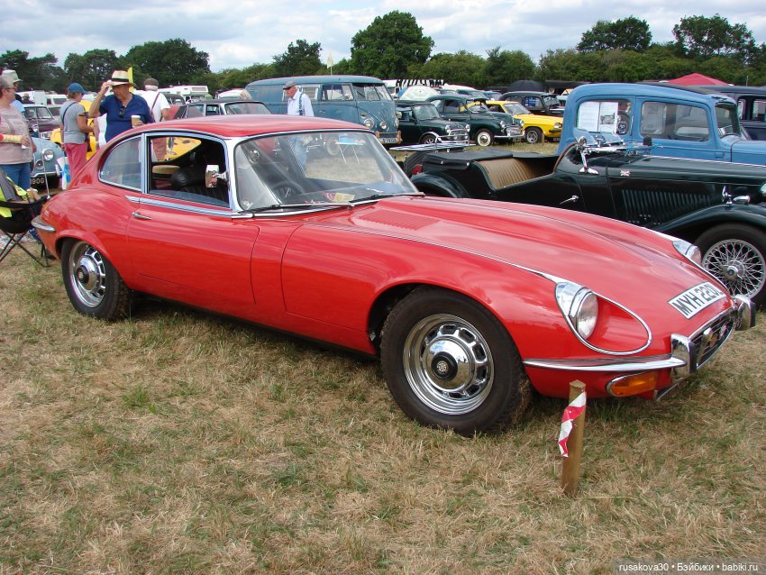 Три малышки на выставке старинных машин