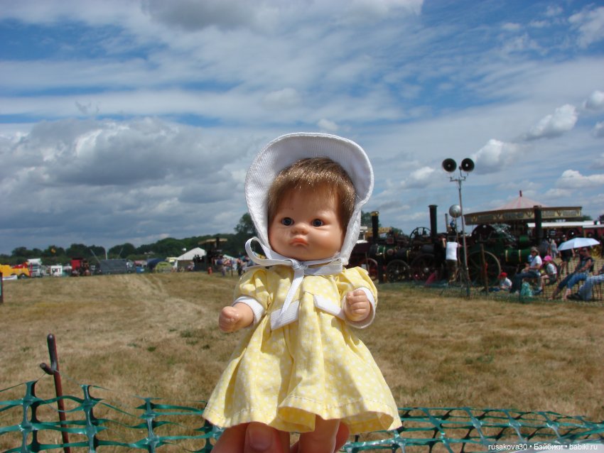 Три малышки на выставке старинных машин (фото 7)