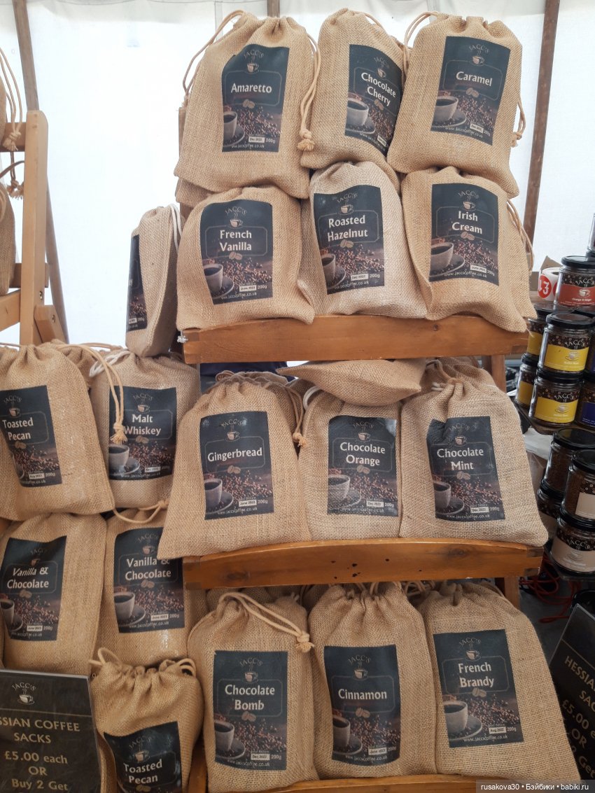 Три малышки на выставке старинных машин