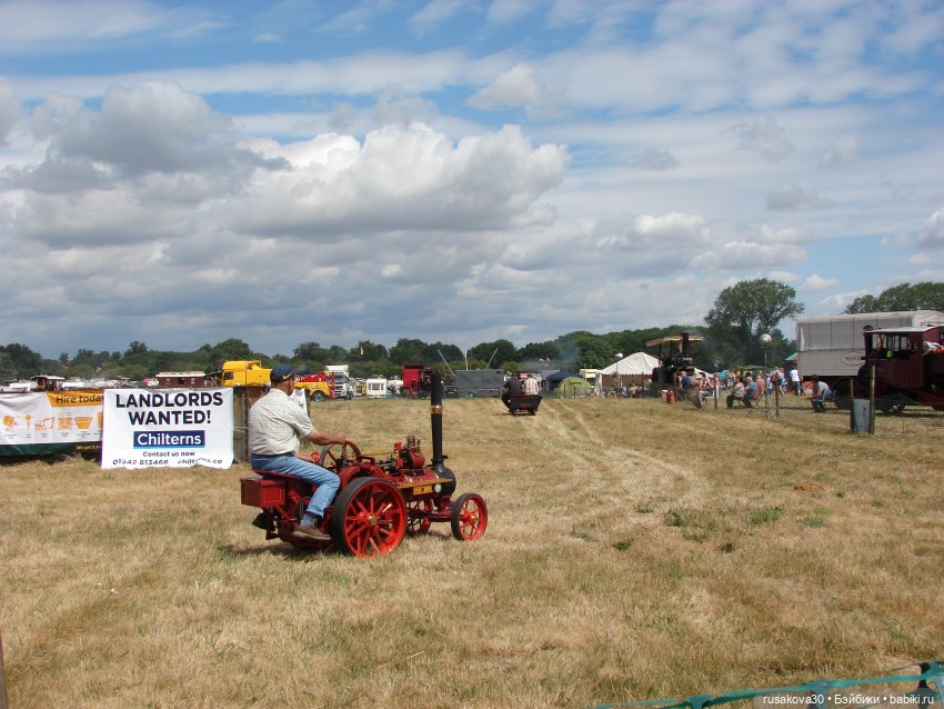 Три малышки на выставке старинных машин