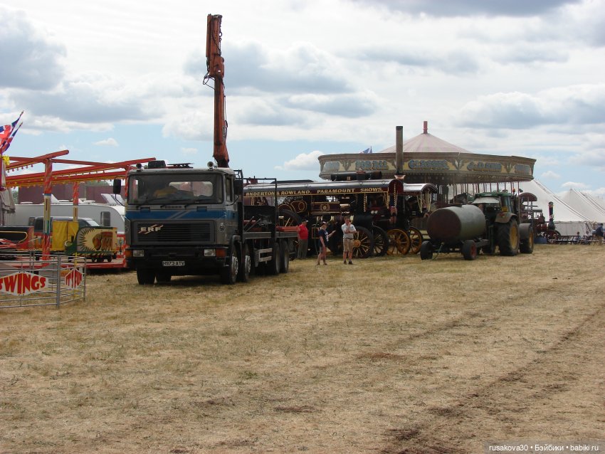 Три малышки на выставке старинных машин (фото 2)