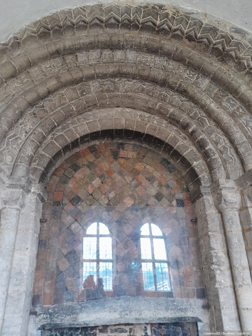 Продолжаем осматривать руины замка Райзинг