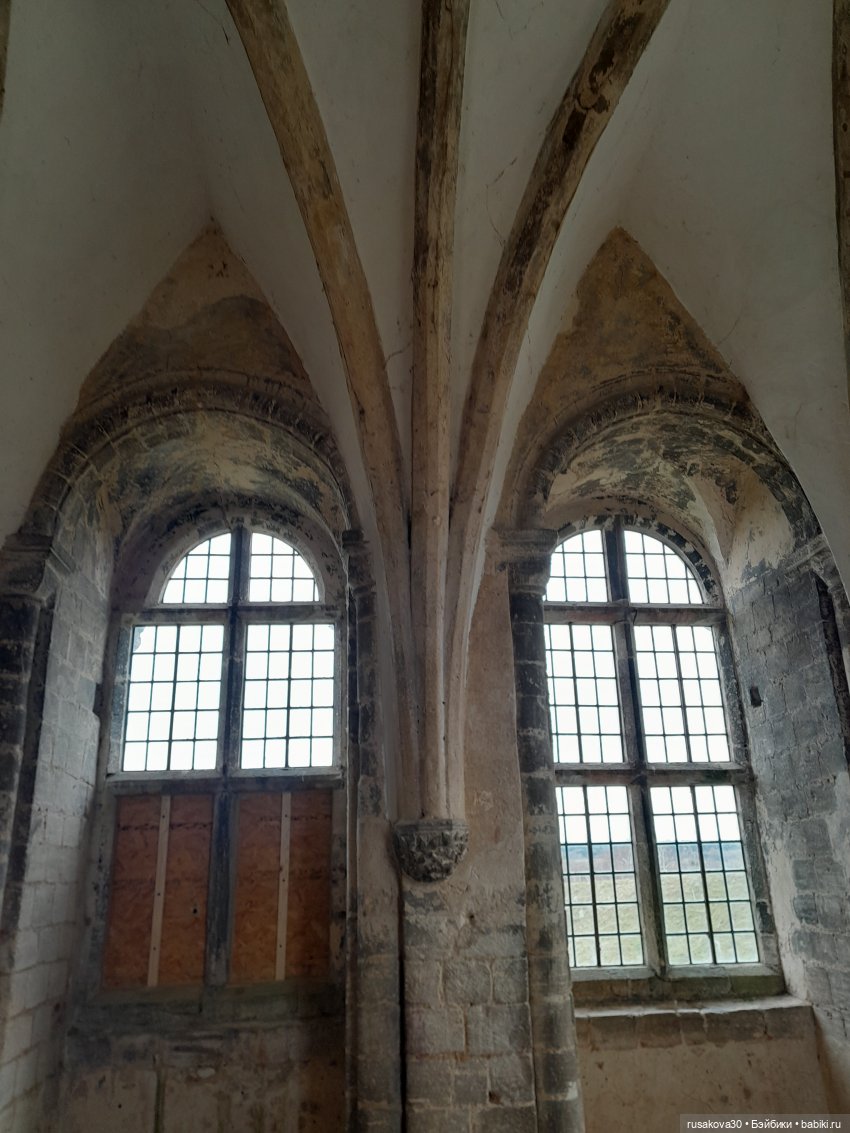 Продолжаем осматривать руины замка Райзинг