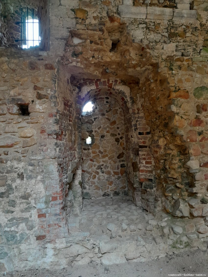 Продолжаем осматривать руины замка Райзинг