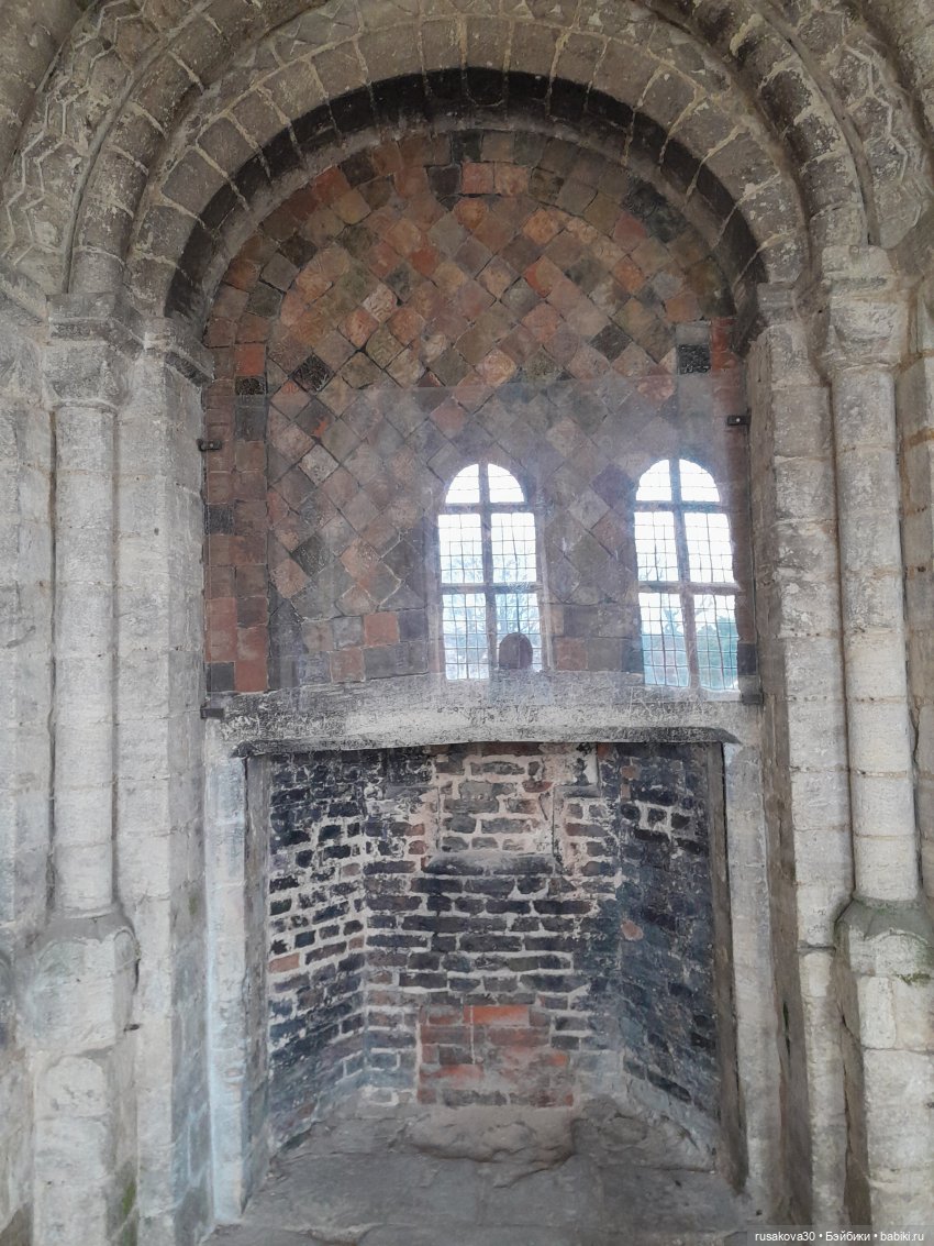 Продолжаем осматривать руины замка Райзинг