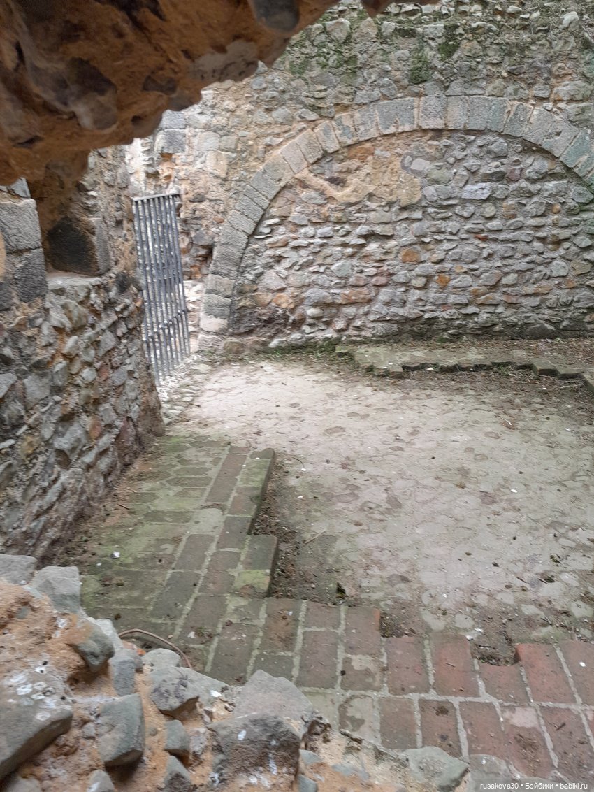 Продолжаем осматривать руины замка Райзинг (фото 5)