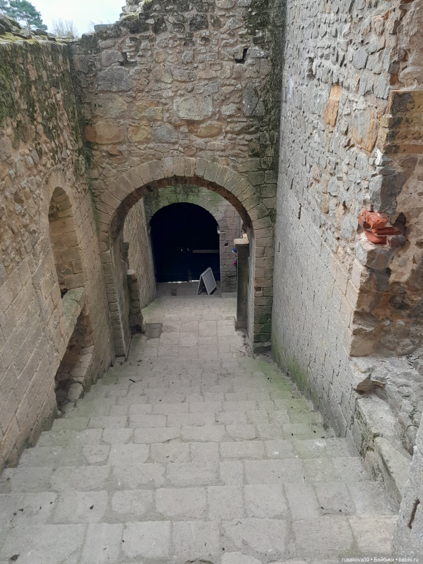 Продолжаем осматривать руины замка Райзинг (фото 9)