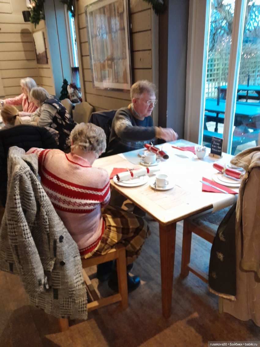 Санта и бабайки на рождественском ланче