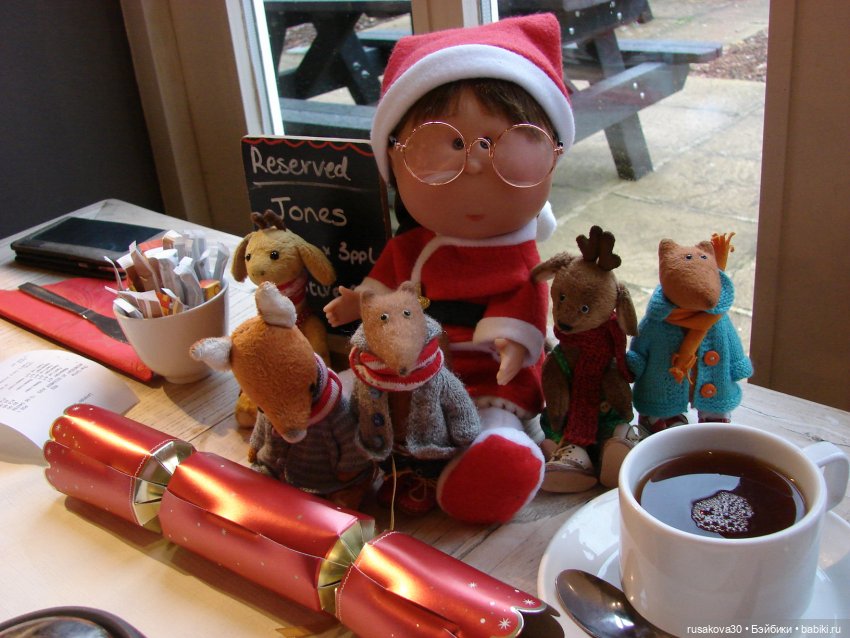 Санта и бабайки на рождественском ланче