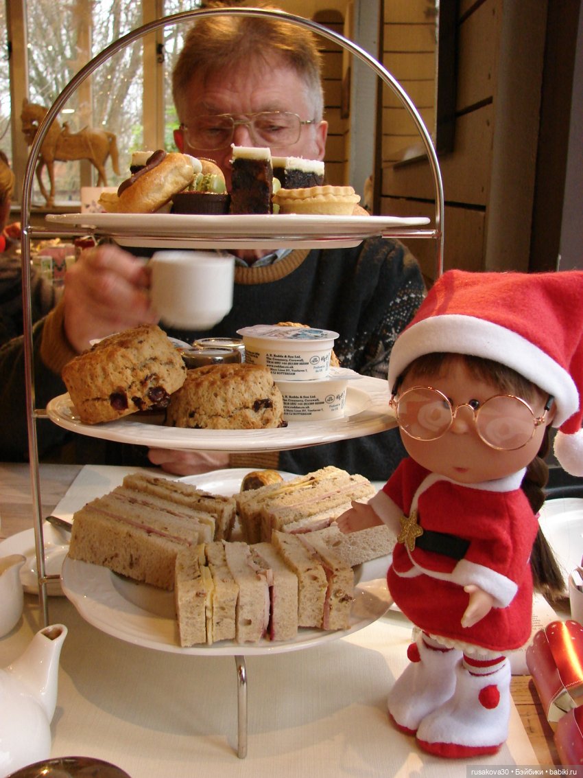 Санта и бабайки на рождественском ланче