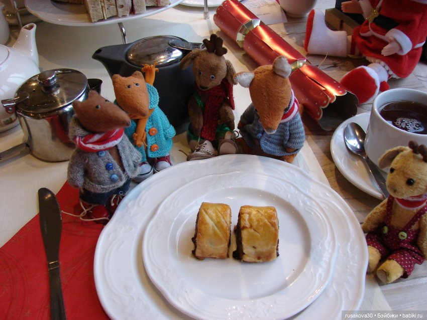 Санта и бабайки на рождественском ланче