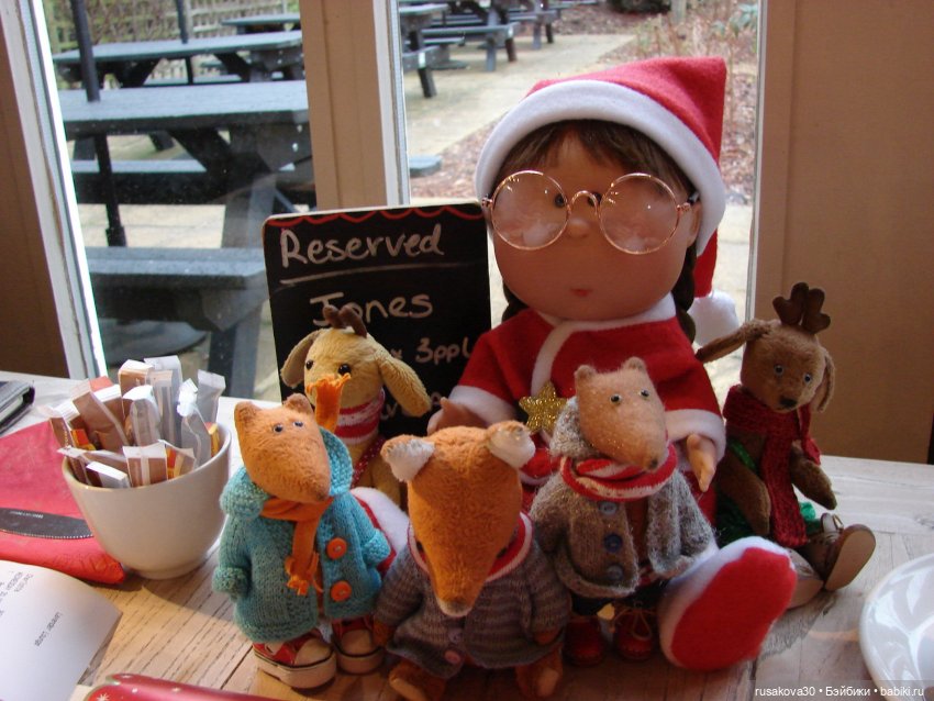 Санта и бабайки на рождественском ланче