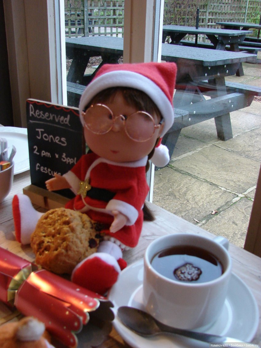 Санта и бабайки на рождественском ланче