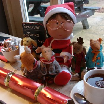 Санта  и бабайки на рождественском ланче