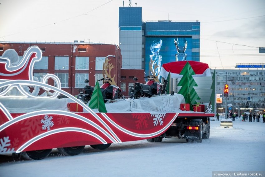 Новогодний парад Дедов Морозов и шоу ёлочных игрушек прошло в Новосибирске (фото 10)