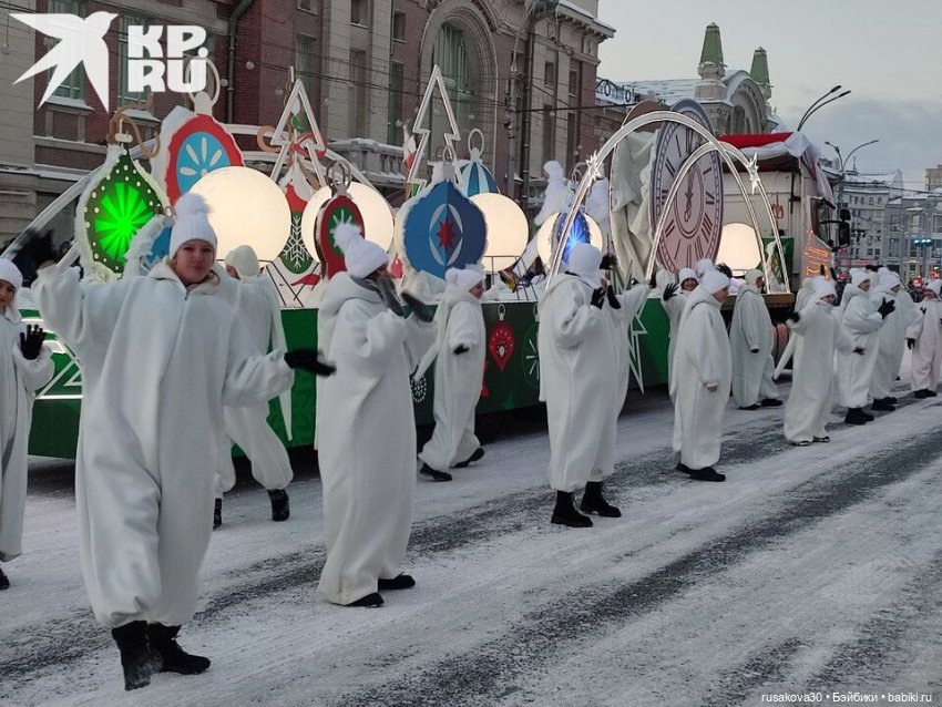 Новогодний парад Дедов Морозов и шоу ёлочных игрушек прошло в Новосибирске (фото 5)